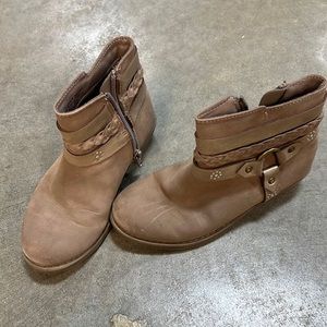 Girls booties from Kohl’s in color Dakota stone. Size 12 medium